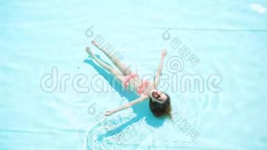 可爱的小美女在室外游泳池游泳